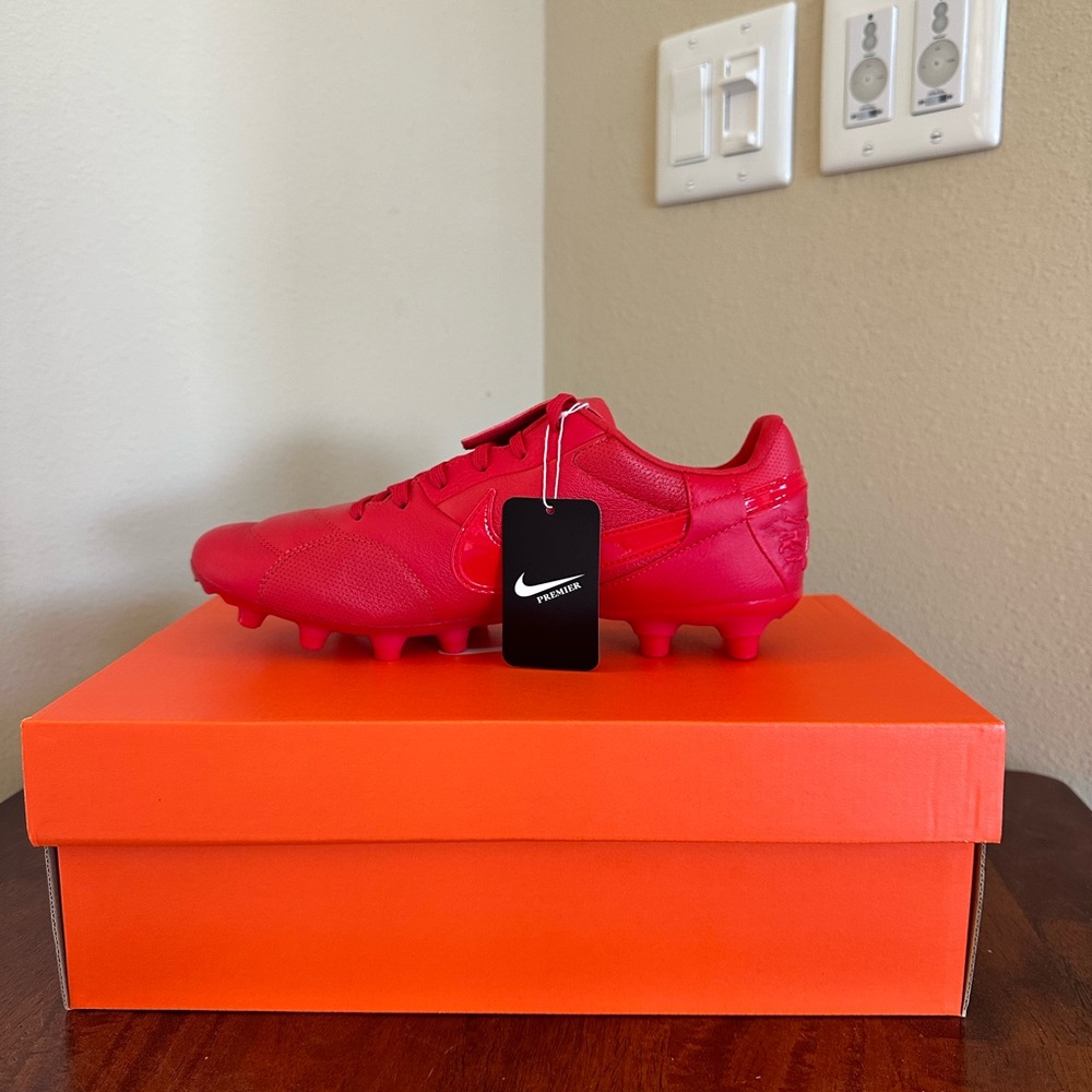 Brand New Men’s Nike Premier III FG Cleat